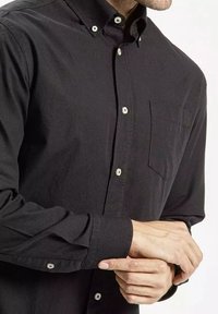 Czarna koszula z guzikami i teksturowanym wykończeniem, z kieszenią na piersi oraz kontrastowymi akcentami guzików na kołnierzyku i mankietach.
