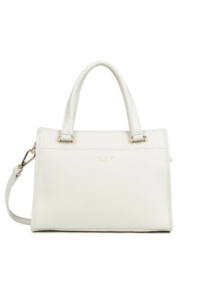 Sac à main en cuir blanc texturé avec deux poignées supérieures et une bandoulière amovible, sur fond blanc.