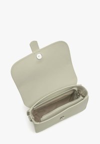 Světle šedá veganská kožená peněženka se zapínáním na patentku; uvnitř se nachází jedna kapsa na zip a plochá kapsa. Hladký povrch, minimalistický design.