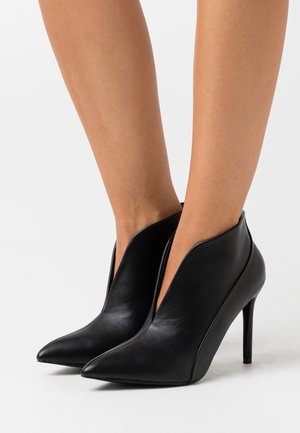 Wallis, Bottines à talons hauts - black