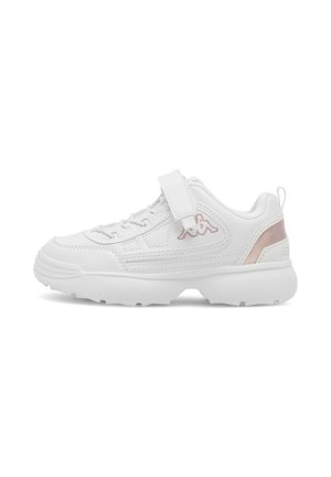 Witte sportieve sneaker met dikke zool, veters aan de voorkant, klittenbandsluiting en een klein roze logo aan de zijkant en hiel.