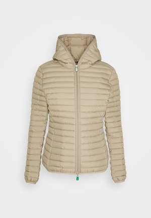 Veste matelassée beige avec fermeture éclair à l'avant et capuche. Tissu texturé avec coutures horizontales et poignets élastiques. Tirette de la fermeture éclair avec un accent vert.