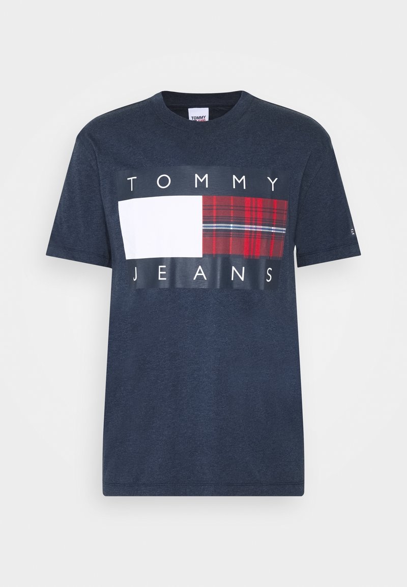 Granatowy t-shirt Tommy Jeans z okrągłym dekoltem, z dużą naszywką z logo łączącą białe i czerwone kratkowane kwadraty na piersi.