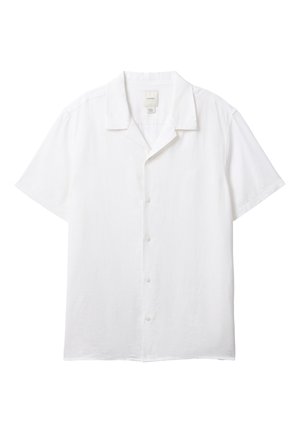 Biała koszula na krótki rękaw na guziki z kołnierzem typu camp i widoczną metką Calvin Klein wewnątrz kołnierza.