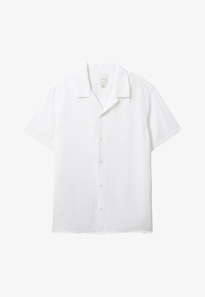 Biała koszula na krótki rękaw na guziki z kołnierzem typu camp i widoczną metką Calvin Klein wewnątrz kołnierza.