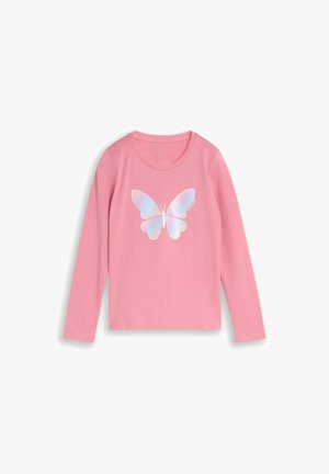 Rosa Langarmshirt mit rundem Ausschnitt und großem irisierendem Schmetterlingsmotiv in der Mitte vorne.