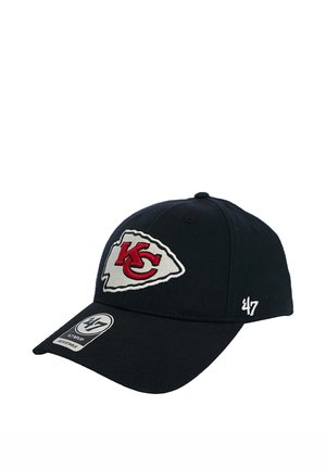 Schwarze verstellbare Baseballkappe mit dem Kansas City Chiefs-Logo in Rot und Weiß auf der Vorderseite und dem '47 Brand-Stitch an der Seite.