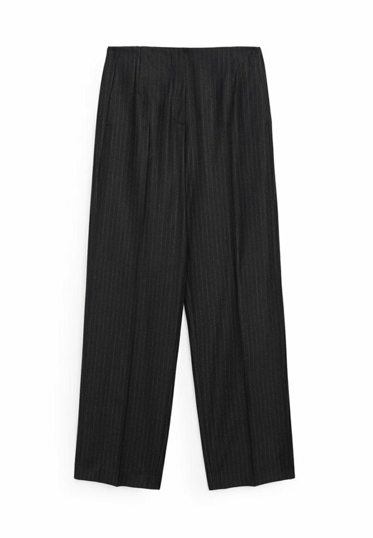 Pantalon large à rayures noires avec taille haute et devant plissé.
