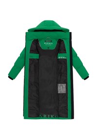 Groene pufferjack met een zwarte binnenkant, voorzien van een capuchon, ritssluiting, zakdetails en contrasterende afwerkingen. Gelabeld met onderhoudsinstructies.