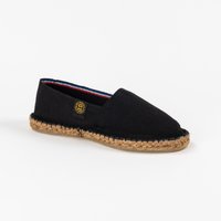 Espadrille en toile noire avec un embout, semelle en jute tressé et doublure intérieure rayée bleu/rouge. Présente un logo circulaire sur le côté.