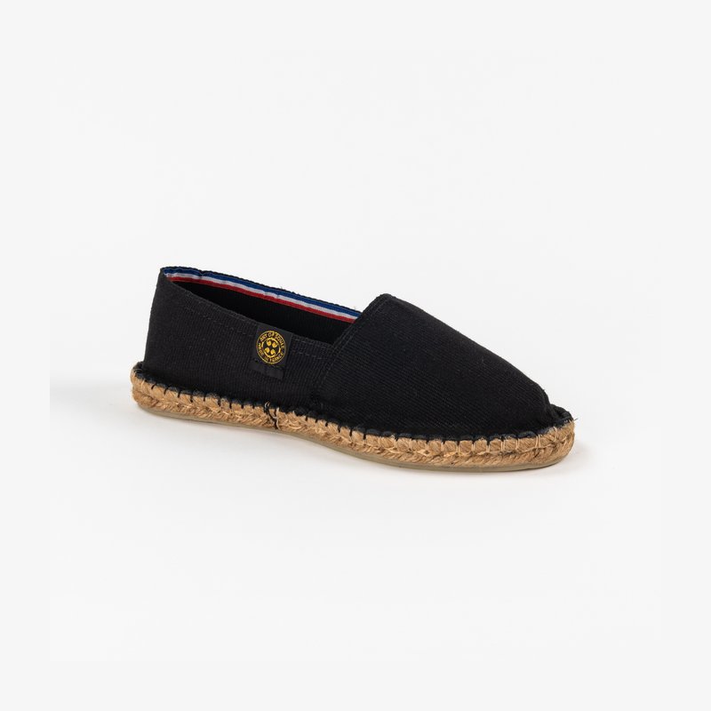 Espadrille en toile noire avec un embout, semelle en jute tressé et doublure intérieure rayée bleu/rouge. Présente un logo circulaire sur le côté.