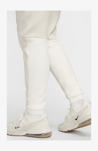 Unselected, light orewood brown sail black