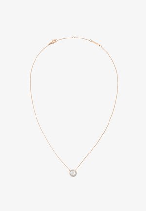 Gultónad halsband med en tunn kedja och en cirkulär berlock med en slät stendito, omgiven av en ring av små ädelstenar.