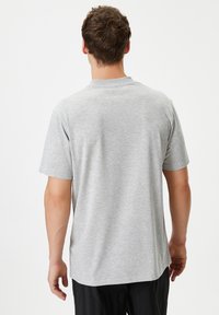 Koton POCKET DETAIL SHORT SLEEVE CREW NECK - Camiseta básica - grey