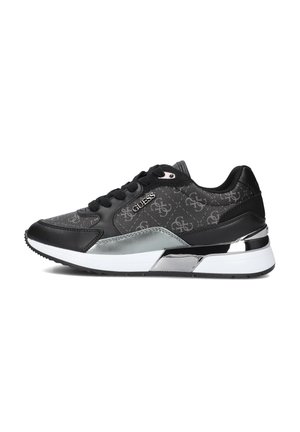Sneaker nero e grigio con tomaia testurizzata, caratterizzato da un accento argento lucido sulla suola intermedia e lacci neri. Logo visibile sul lato.