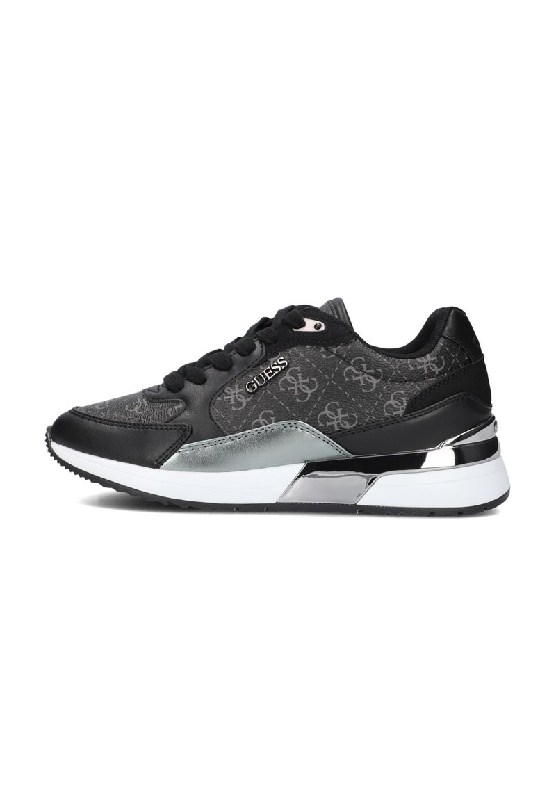 Zwarte en grijze sneaker met een gestructureerde bovenkant, met een glanzend zilveren accent op de tussenzool en zwarte veters. Logo zichtbaar aan de zijkant.