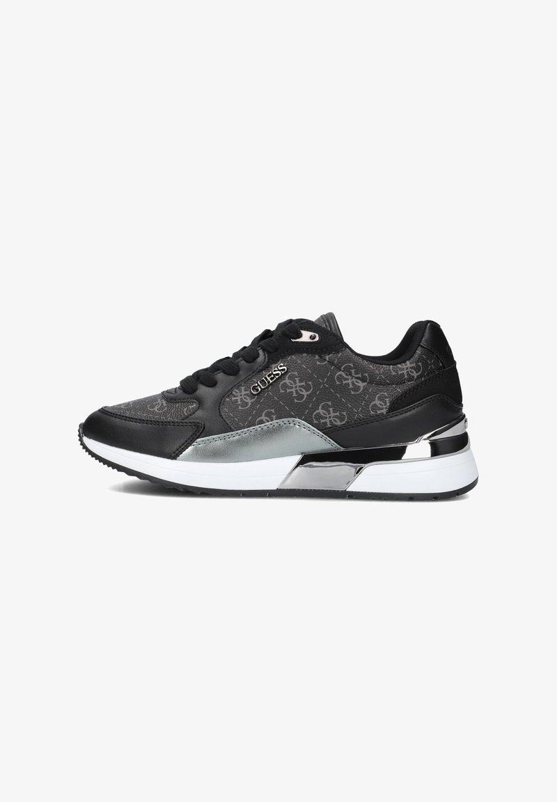 Sneaker nero e grigio con tomaia testurizzata, caratterizzato da un accento argento lucido sulla suola intermedia e lacci neri. Logo visibile sul lato.
