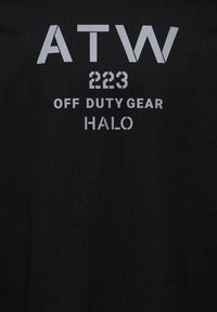Czarna tkanina z pogrubionym białym tekstem: ATW, 223, OFF DUTY GEAR i HALO ułożone pionowo.