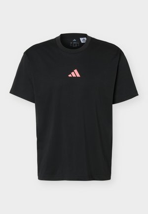 Homme portant un T-shirt noir avec un texte rose « Running State of Mind » et un logo, vu de dos, sur un fond clair uni.