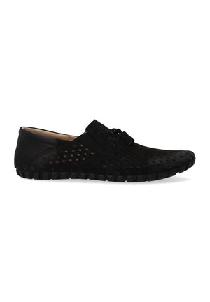 Chaussure noire à enfiler avec un design perforé, tige en cuir texturé et semelle en caoutchouc flexible. Présente des accents décoratifs sur le cou-de-pied.