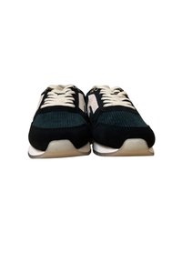Sneaker nere e turchesi con una parte superiore testurizzata, lacci bianchi e suole in gomma. Presentano dettagli in suede e un design snello.