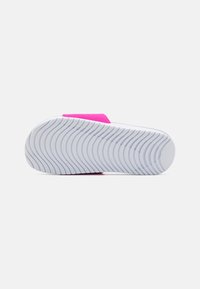 Sandalia con una correa de un color rosa brillante y suela blanca texturizada con un patrón de olas, diseñada para la comodidad y la durabilidad.