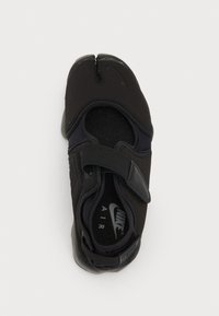 Mustad mustus king, millel on pehme kangas ülaserv, klamberkinnitus, jagatud varvastega disain ja kummist tald. Siseosas on "Nike Air" bränding.