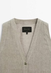 Beige Leinen-Ärmelloses Top mit V-Ausschnitt, einem Knopfverschluss und subtiler Textur. Das Etikett trägt die Aufschrift "Massimo Dutti."