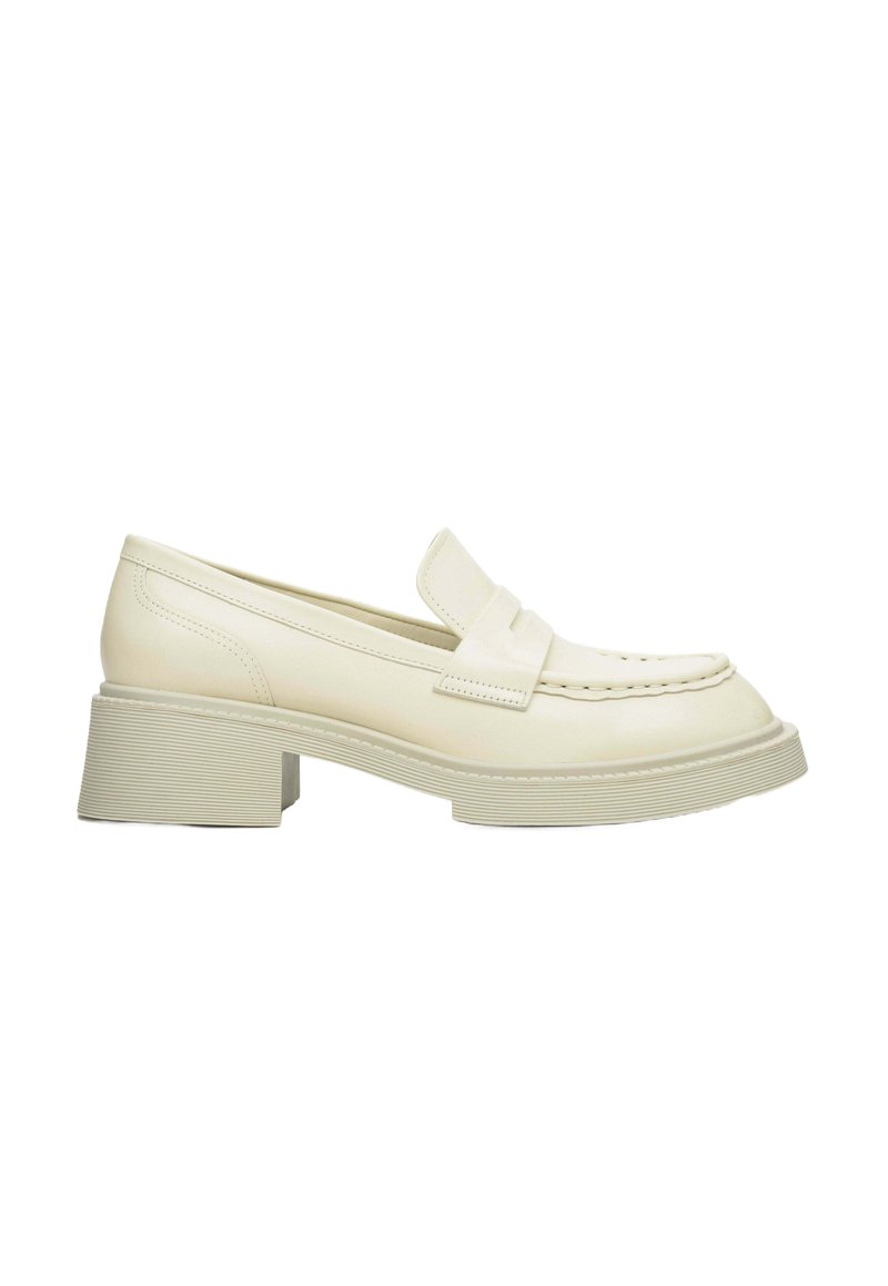 Crème-kleurige loafers met een lage blokhak, voorzien van een gladde leren afwerking, decoratieve stiksels en een ronde neus.