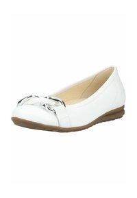 Chaussure plate blanche à bout rond, ornée d'un accent en chaîne argentée et dotée d'une semelle en caoutchouc flexible. Texture lisse avec un léger éclat.