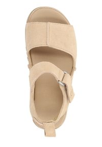 Sandales en daim beige avec un design à bout ouvert, une sangle ajustable et une semelle intérieure rembourrée. Comprend une boucle au talon pour un enfilage facile.