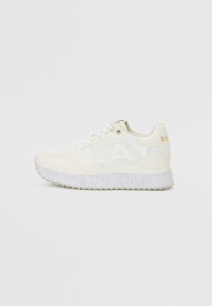 Heledbeez sneaker, mis on valmistatud võrkkangast ja sünteetilistest materjalidest, millel on kirju valge tald, reljeefne logo ja silmad, kuhu paigutada kingapaelad.