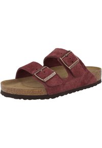 Sandali in suede bordeaux con due cinturini regolabili, soletta in sughero sagomata e suola in gomma scura strutturata con un design a onde.