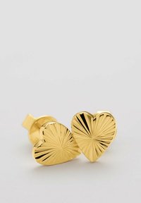 Orecchini a forma di cuore in oro con una texture rigata, caratterizzati da una finitura lucida e una chiusura sicura. Le dimensioni sono compatte per una facile indossabilità.