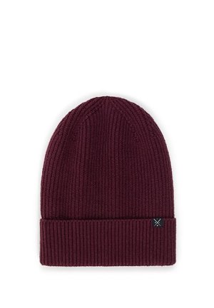 Bordowa dzianinowa czapka beanie z prążkowaną strukturą i podwiniętym mankietem. Zawiera małą czarną metkę marki z boku.