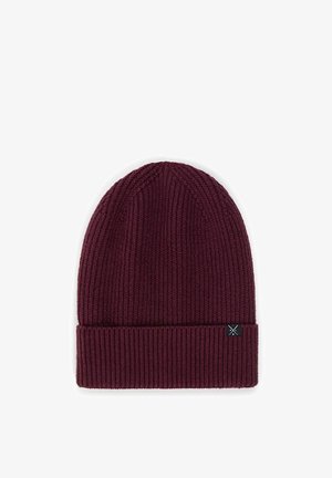 Bordowa dzianinowa czapka beanie z prążkowaną strukturą i podwiniętym mankietem. Zawiera małą czarną metkę marki z boku.
