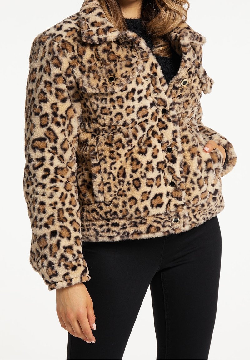 Leopardenmuster-Faux-Fur-Jacke mit Kragen, zwei vorderen Taschen und Knopfverschluss, ausgestattet mit einer weichen Textur in warmen Beige- und Brauntönen.