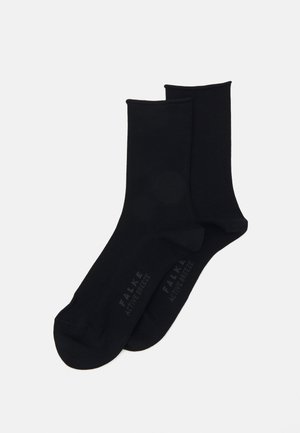 Meias de crew em algodão pretas, com textura suave e punho canelado. O nome da marca "FALKE" está impresso perto do dedo do pé. Adequadas para uso casual.