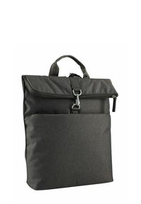 Sac à dos en tissu gris avec un rabat supérieur, une fermeture éclair, une poche avant et une poignée ajustable. Possède une surface texturée et des accessoires en métal.