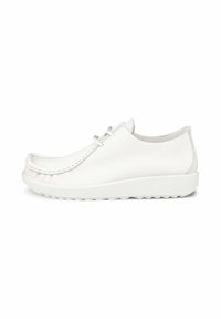 Scarpe in pelle bianca con punta arrotondata, dettagli cuciti e una suola bianca leggera. Presentano due asole per i lacci.