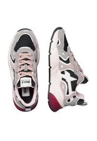 Un paio di sneakers sportive grigie, nere e rosa con suole bianche spesse, lacci rosa e design a stella, mostrati da vedute superiori e laterali.