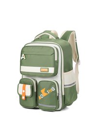 Zaino in tessuto verde con molteplici tasche, accenti bianchi, spallacci imbottiti e schienale in rete. Presenta un logo e dettagli hardware colorati.