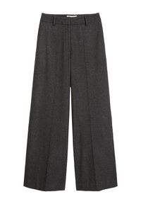Pantaloni a gamba larga in tessuto grigio scuro. Presentano una vita sartoriale con passanti per cintura, una texture liscia e accenti di cucitura minimal.