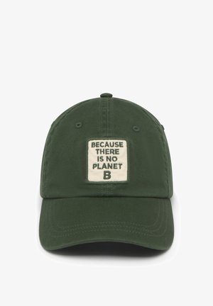 Cappellino da baseball verde scuro con una toppa beige recante la scritta "Because there is no Planet B" al centro anteriore.