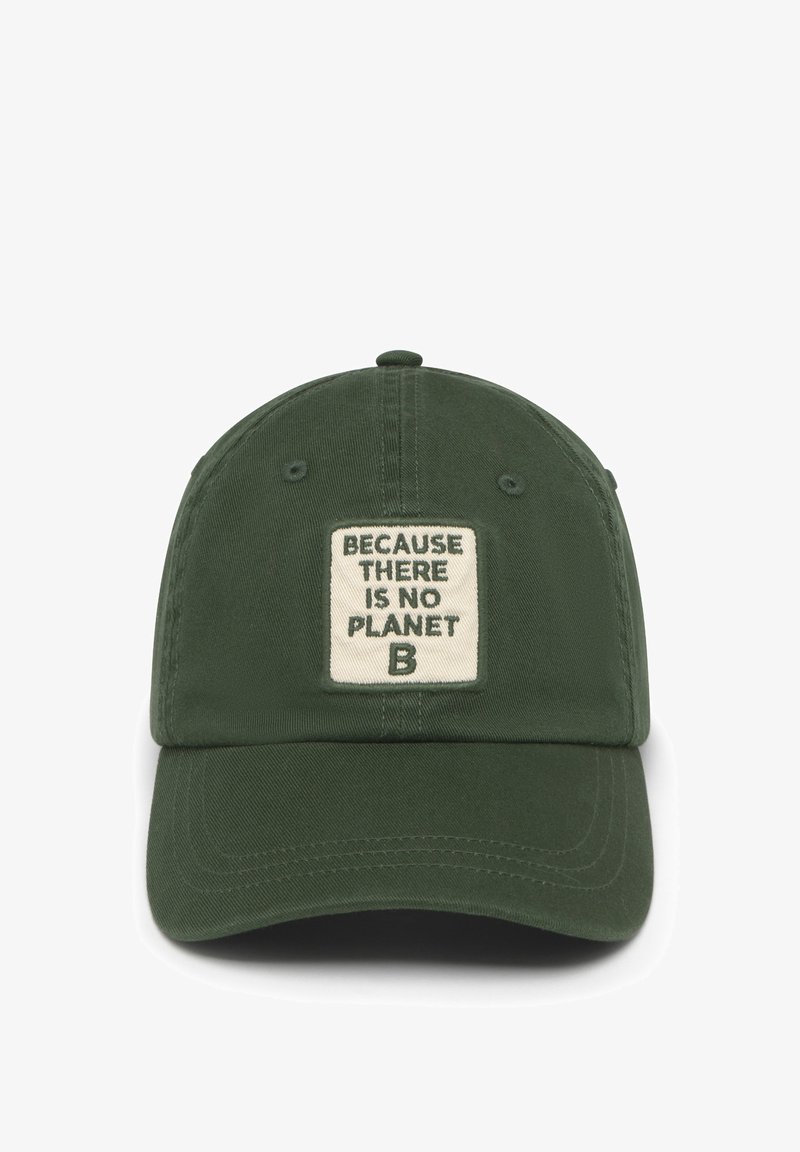 Casquette de baseball vert foncé avec un patch beige portant l'inscription "Parce qu'il n'y a pas de planète B" au centre avant.