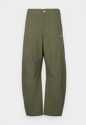 Nike Sportswear STREET BARREL PANT - Pantalones - medium olive sail