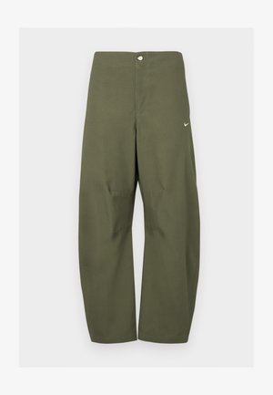 Olijfgroene, wijde broek van lichtgewicht stof, met een knoopsluiting aan de voorkant en een klein Nike-logo aan de linkerkant.
