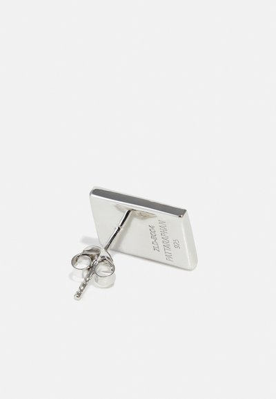 Buton de mansetă din argint cu un design rectangular, având marcațiuni gravate. Are o suprafață netedă și un mecanism de închidere simplu, rotund.