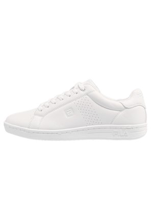 Sneaker bianca realizzata in materiale sintetico liscio, con un design a profilo basso, chiusura con lacci, dettagli perforati e logo in rilievo sul lato.