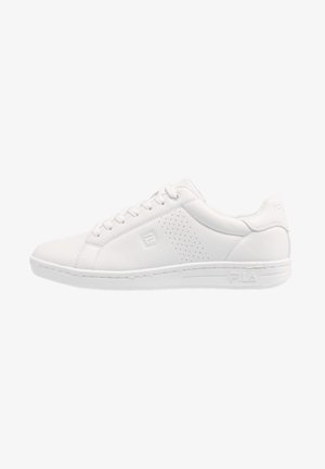 Zapatilla blanca fabricada en material sintético suave, con un diseño de perfil bajo, cordones, detalles perforados y un logotipo en relieve en el costado.